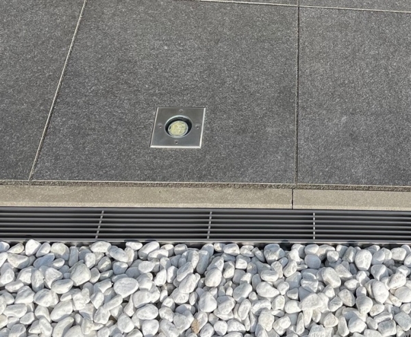Entwässerungsrinne Edelstahl 1 Meter mit Ablaufstutzen superflach Rost Längsstabrost, System 35/80